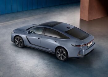 „Lexus“ pristato naujos kartos ES modelį