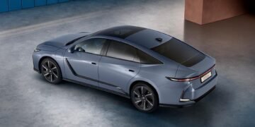 „Lexus“ pristato naujos kartos ES modelį