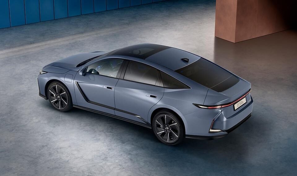 „Lexus“ pristato naujos kartos ES modelį