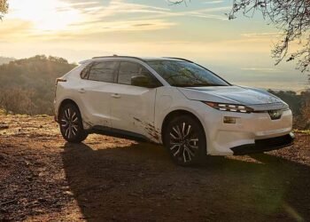 „Subaru“ įžengia į naują elektrinio mobilumo etapą Europoje: trys nauji elektromobiliai iki 2026 m.