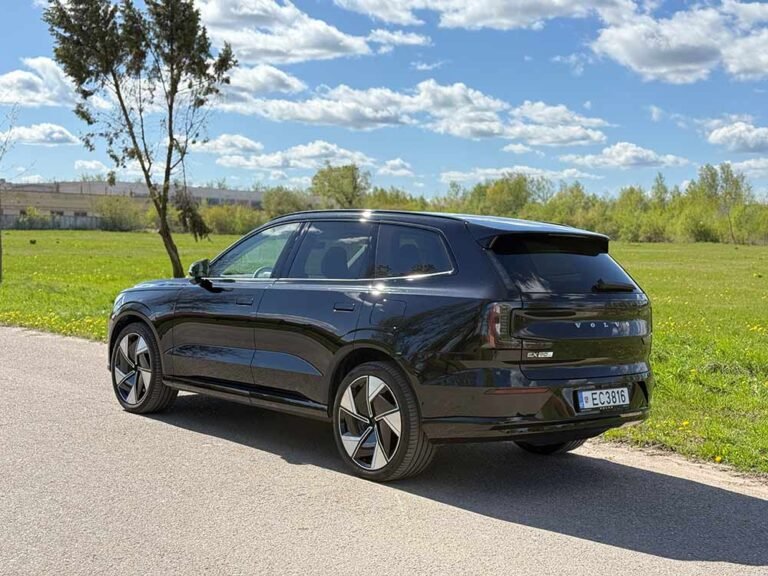 „Volvo EX90“ savininkams – nemokamas pagrindinio kompiuterio atnaujinimas