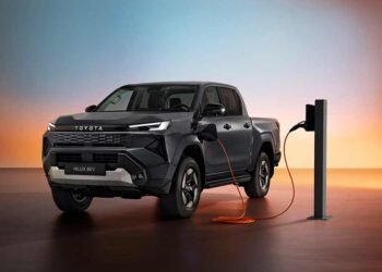 „Toyota“ žengia į naują etapą: pristatytas visiškai elektrinis „Hilux“