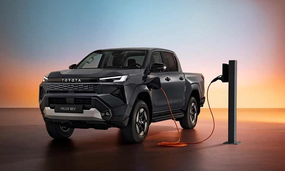 „Toyota“ žengia į naują etapą: pristatytas visiškai elektrinis „Hilux“