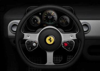 „Ferrari Luce“: pirmojo elektrinio Maranello žirgo interjeras – kur Jony Ive’o minimalizmas sutinka itališką aistrą