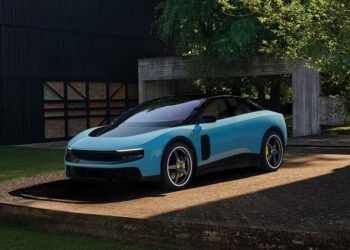 „Ferrari“ pradeda naują erą: pristatytas pirmasis elektromobilis „Luce“