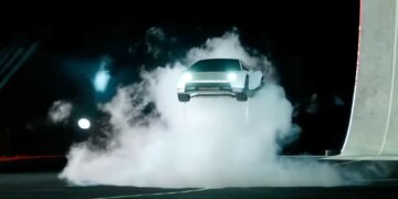 Naujasis „Tesla Roadster“, kuris skraido